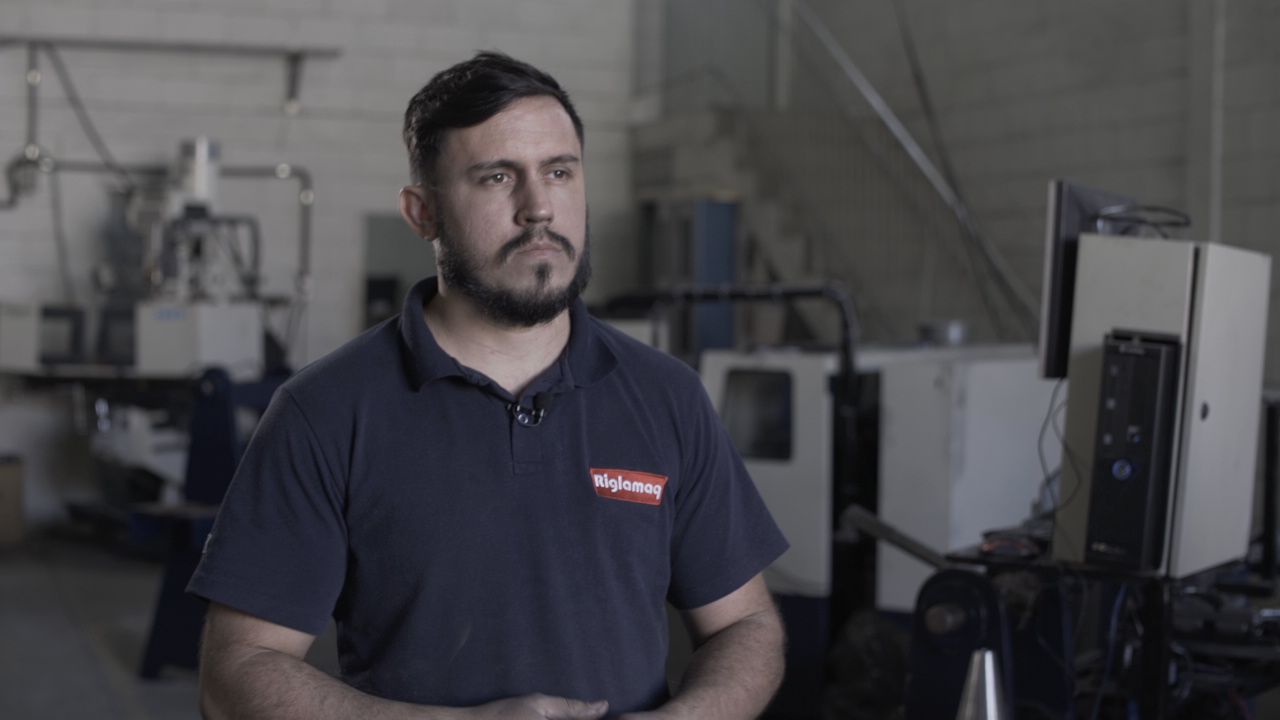 Equipe especializada da Riglamaq - Profissional em ambiente de fábrica