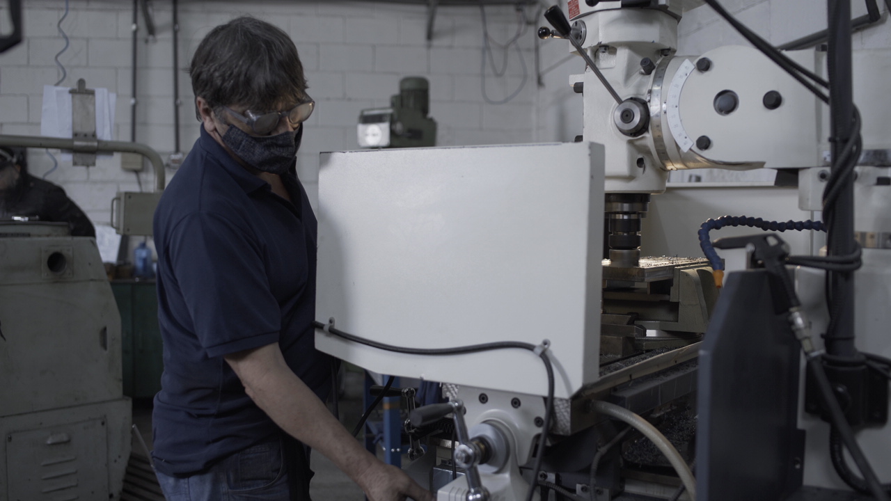 Operação de máquina CNC - Processo de usinagem de precisão