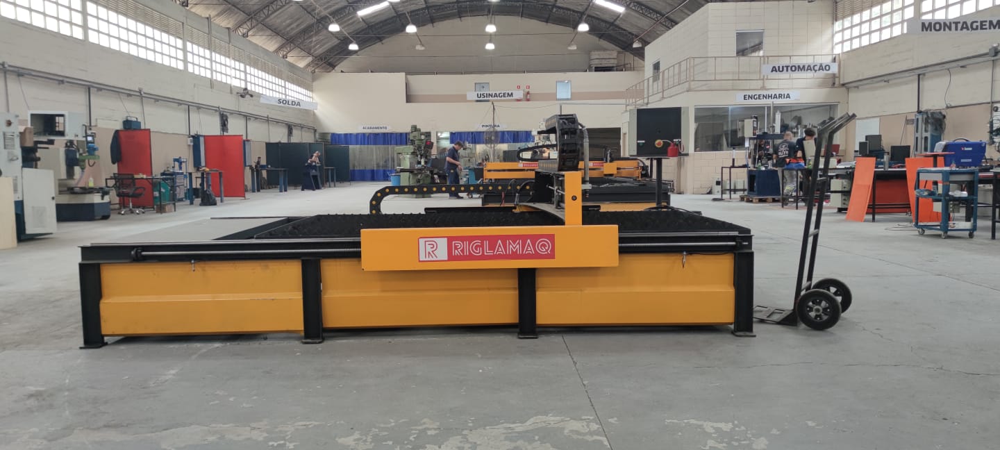 Corte Plasma CNC Riglamaq - Vista frontal próxima