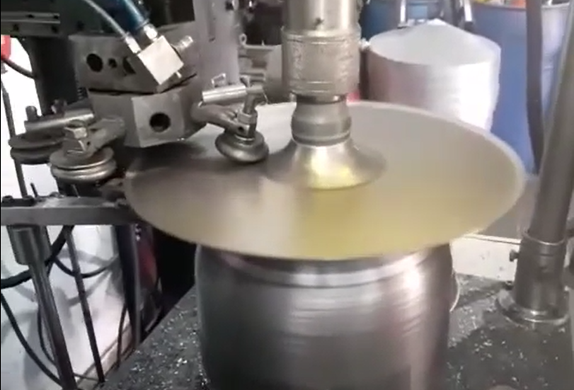 Torno de repuxo cnc Riglamaq, repuxo em aço carbono